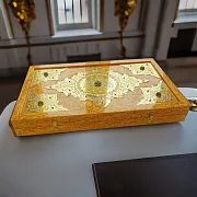 На память: Нарды «Малахит» из карельской берёзы с позолоченной гравюрой — фотография 1