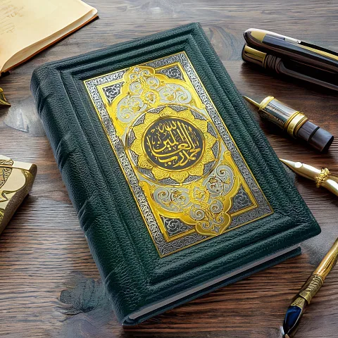 На память: Коран с гравюрой — книга в кожаном переплёте