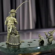 Бронзовая композиция «Рыбак» с зайцем и змеевиком — фотография 1