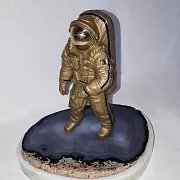Бронзовая статуэтка «Космонавт» с агатом — фотография 2