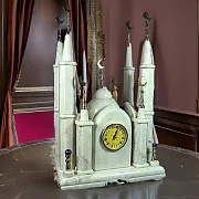 Подарочные часы «Мечеть» из мрамора в кожаном чемодане — фотография 1